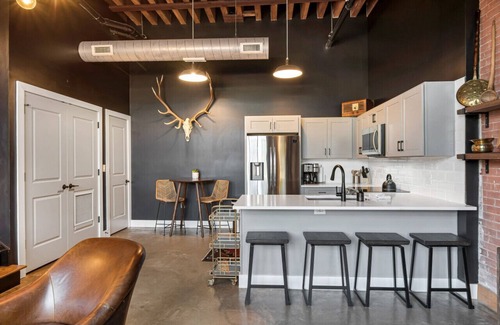 Nashville Condominio | One-Of-A-Kind w/ 6 Beds! Roll Up Garage Door - Pool, Speakeasy, Gym