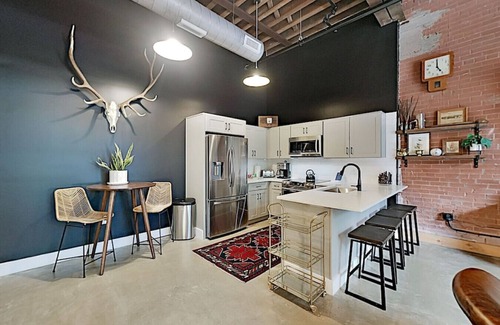 Nashville Condominio | One-Of-A-Kind w/ 6 Beds! Roll Up Garage Door - Pool, Speakeasy, Gym