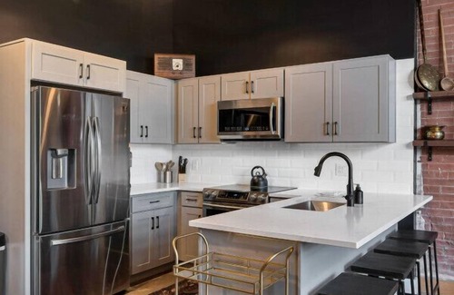 Nashville Condominio | One-Of-A-Kind w/ 6 Beds! Roll Up Garage Door - Pool, Speakeasy, Gym