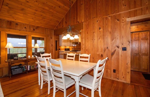 Waynesville Cabina | One of Waynesville's most treasured and historic vacation cabins