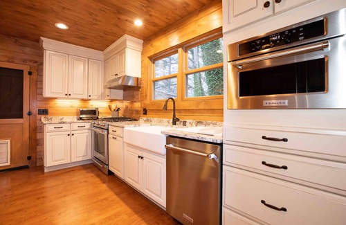 Waynesville Cabina | One of Waynesville's most treasured and historic vacation cabins