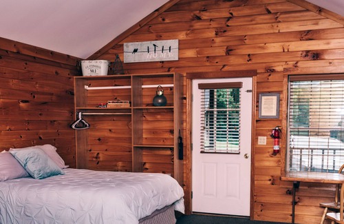 Blodgett Mills Cabina | One room cabin with bathroom