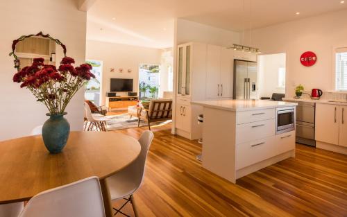 Oneroa Casa | Oneroa Village, in Waiheke Centre - Be My Guest