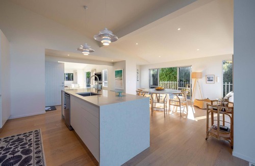 Oneroa Casa | Oneroa Vines and Views - Stay Waiheke
