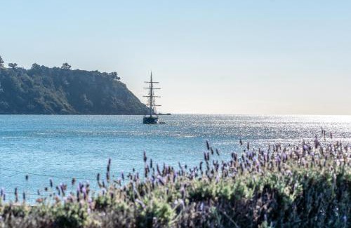Onetangi Casa | Onetangi Beachfront Escape - Coast & Country