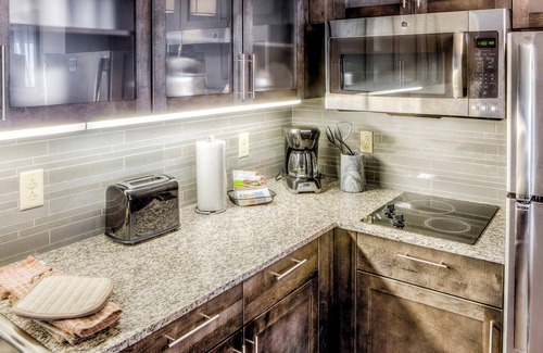 Columbus Apartamento | ¡A solo 1 milla de la Universidad Estatal de Ohio! El | Piscina cubierta climatizada + gimnasio