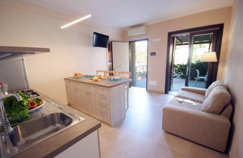 Procchio Apartamento | Only 200 m from the main street of Procchio and 600 m from the fine sandy beach. It is located on the mezzanine floor with a separate entrance and a large covered terrace equipped with table and chairs for outdoor dining.