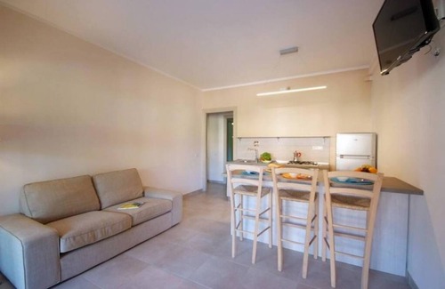 Procchio Apartamento | Only 200 m from the main street of Procchio and 600 m from the fine sandy beach. It is located on the mezzanine floor with a separate entrance and a large covered terrace equipped with table and chairs for outdoor dining.