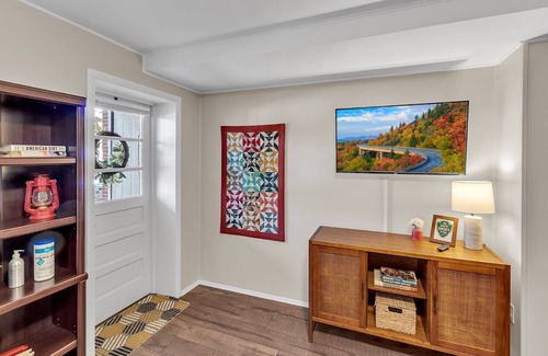 Waynesville Apartamento | Only TWO BLOCKS from Main Street!