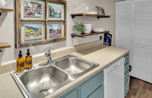 Waynesville Apartamento | Only TWO BLOCKS from Main Street!