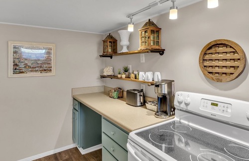 Waynesville Apartamento | Only TWO BLOCKS from Main Street!