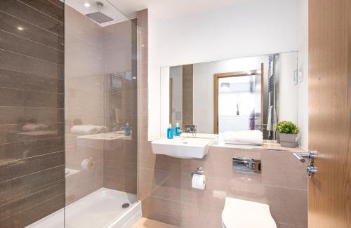 Basildon Apartamento | OnSiteStays - 2 Bed, 2 Bathroom, WiFi and Free Underground Secure parking - 5 Mins walk to town centre