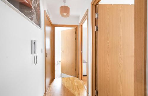 Basildon Apartamento | OnSiteStays - 2 Bed, 2 Bathroom, WiFi and Free Underground Secure parking - 5 Mins walk to town centre