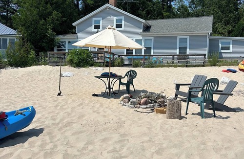 Oostburg Cabaña | Oostburg, WI, Lake Front Cottage