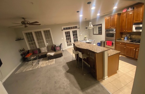 Urbana Condominio | Open Floor Plan, Spa Tub, Chef’s Kitchen, King Bed,