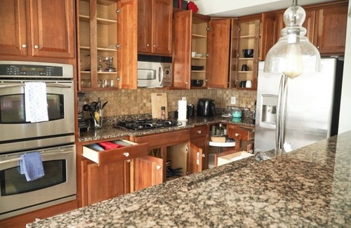 Urbana Condominio | Open Floor Plan, Spa Tub, Chef’s Kitchen, King Bed,