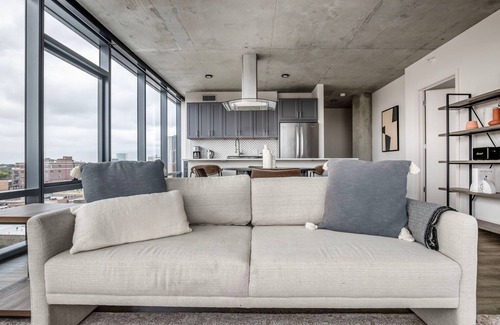 Lake View East Apartamento | Open Lakeview 2BR w/ Gym & Grills, nr Lakefront Trail, by Blueground