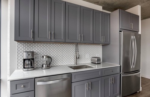 Lake View East Apartamento | Open Lakeview 2BR w/ Gym & Grills, nr Lakefront Trail, by Blueground