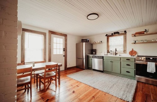 Black Mountain Cabina | *OPEN! - support local* 5 min to dwntwn Blk Mtn