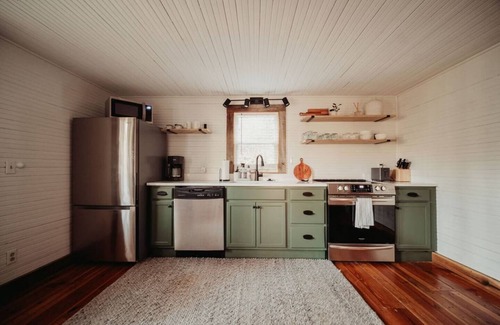 Black Mountain Cabina | *OPEN! - support local* 5 min to dwntwn Blk Mtn