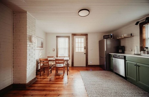 Black Mountain Cabina | *OPEN! - support local* 5 min to dwntwn Blk Mtn