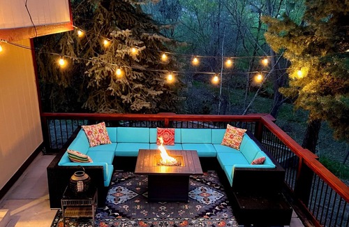 Rockrimmon Casa | Gran patio con un arroyo. ¡Disfruta el café de la mañana en nuestro patio trasero este otoño!