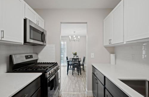 Rochester Apartamento | Opulent 2-Bedroom Gem Rochester Hills Retreat