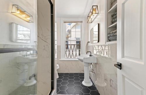 East Rock Apartamento | Orange Oasis in the Heart of East Rock with FREE parking near DT and Yale