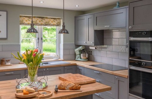 Alderton Cabaña | Orchard Cottage, Alderton - sleeps 6 guests in 3 bedrooms