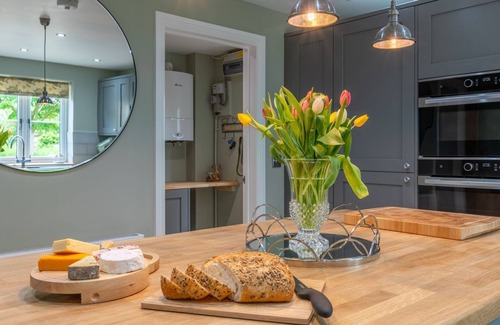 Alderton Cabaña | Orchard Cottage, Alderton - sleeps 6 guests in 3 bedrooms
