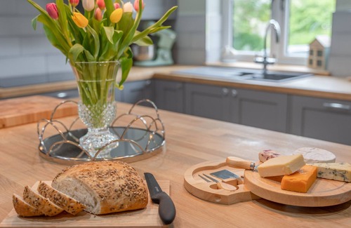 Alderton Cabaña | Orchard Cottage, Alderton - sleeps 6 guests in 3 bedrooms