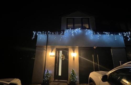 Bridgend Apartamento | Orchard Lodge -Coastal Retreat, new build, village views, private garden and terrace
