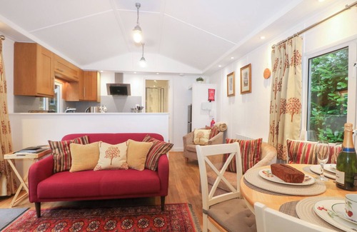 Staplefield Cabaña | ORCHARD LODGE, pet friendly, with a garden in Bolney