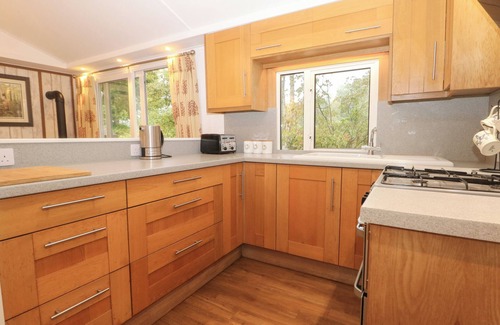 Staplefield Cabaña | ORCHARD LODGE, pet friendly, with a garden in Bolney
