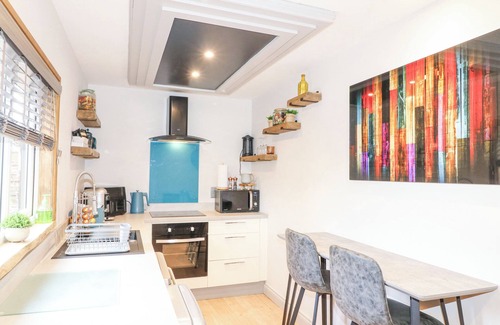 Frampton Cabaña | ORCHARD RETREAT STAYCATION, pet friendly, with hot tub in Kirton