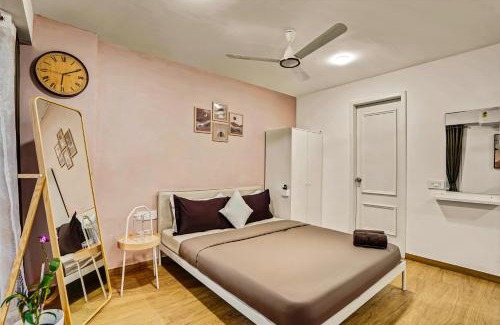 Viman Nagar Apartamento | Orchid 001Airport view55 TVCoffee maker