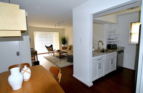 Oak Lawn Apartamento | Limpieza orgánica, cama King, estacionamiento, diseño Dist / HP / Uptown / Katy Tr