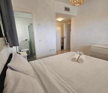 Acre Apartamento | OrYam - Boutique Sea View Apt. 2BD Up to 10 Guests