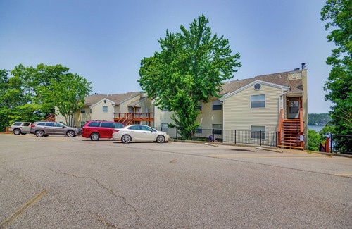 Osage Beach Apartamento | Osage Beach Condo w/ Private Deck & Lake Views!