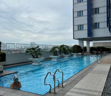 Valencia Apartamento | Osaka Theme LRT Gilmore Robinsons Magnolia Free Netflix Internet Pool