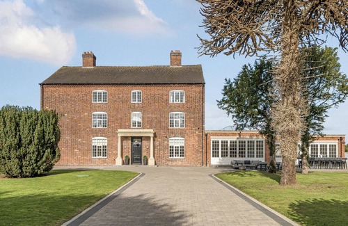 Penkridge Cabaña | OTHERTON HALL, pet friendly, character holiday cottage in Penkridge