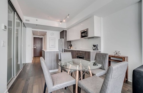 Byward Market - Parliament Hill Apartamento | Downtown 2BR Gem with Balcony and Skyline Views