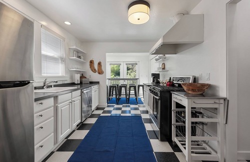 Guerneville Cabina | Otter's Landing ~ Families and Friends, Riverfront Getaway, Dog Friendly