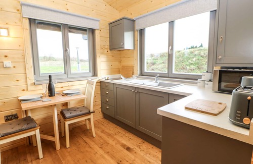 North Bitchburn Cabaña | OTTERS HOLT, pet friendly, with hot tub in Staindrop