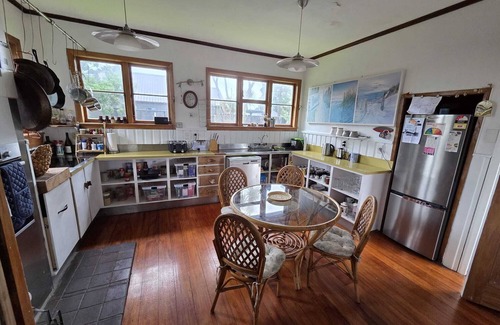 Opunake Casa | Our family bach at ōpunakē, pets and big whānau welcome