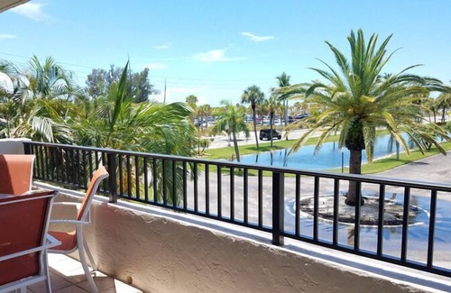 Siesta Key Condominio | Our House at the Beach E-102 Modern, light-filled, spacious