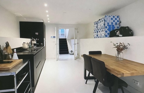 Oude Pijp Apartamento | Our Place Promises an Immersive Experience