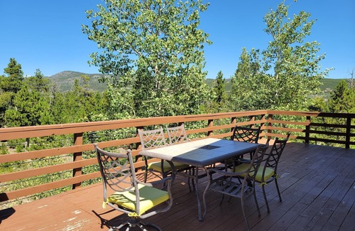 Crystal Lake Cabina | Our Property offers a relaxing getaway with a hot tub and massage chair!