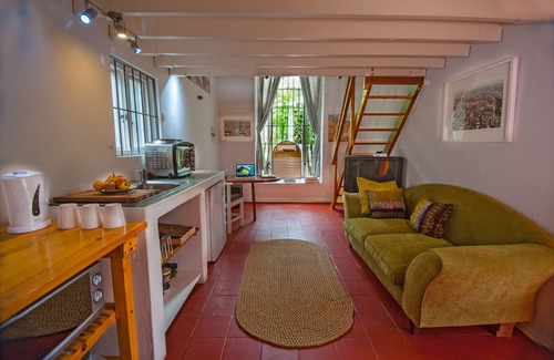 Parkview Cabaña | Nuestra soleada cabaña con cocina de diseño creativo está disponible para su trabajo.