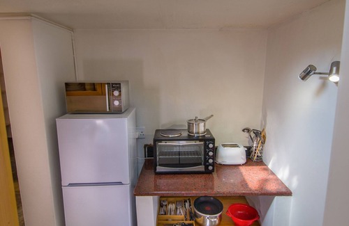 Parkview Cabaña | Nuestra soleada cabaña con cocina de diseño creativo está disponible para su trabajo.